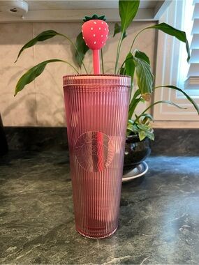 *NWT* Starbucks 2026 PINK DRINK COLLECTION LIMITED Strawberry Topper Cup 24 oz